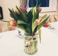 Blumenvasen aus Einmachgläsern